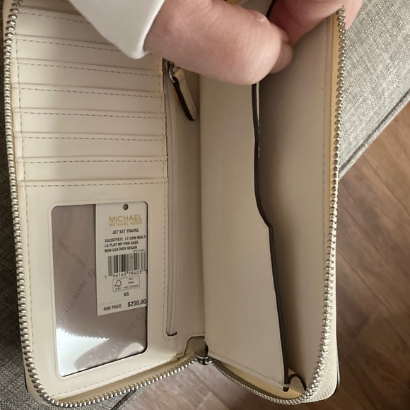 Michael Kors Jet Set Travel Wallet - Picture 6 of 7